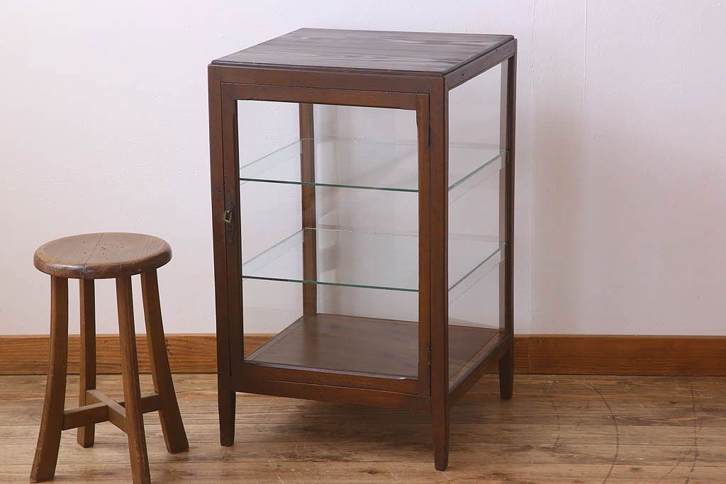 アンティーク家具　脚付き!小ぶりな木製アンティークガラスケース(ショーケース)