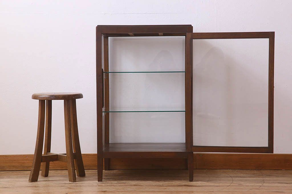 アンティーク家具　脚付き!小ぶりな木製アンティークガラスケース(ショーケース)