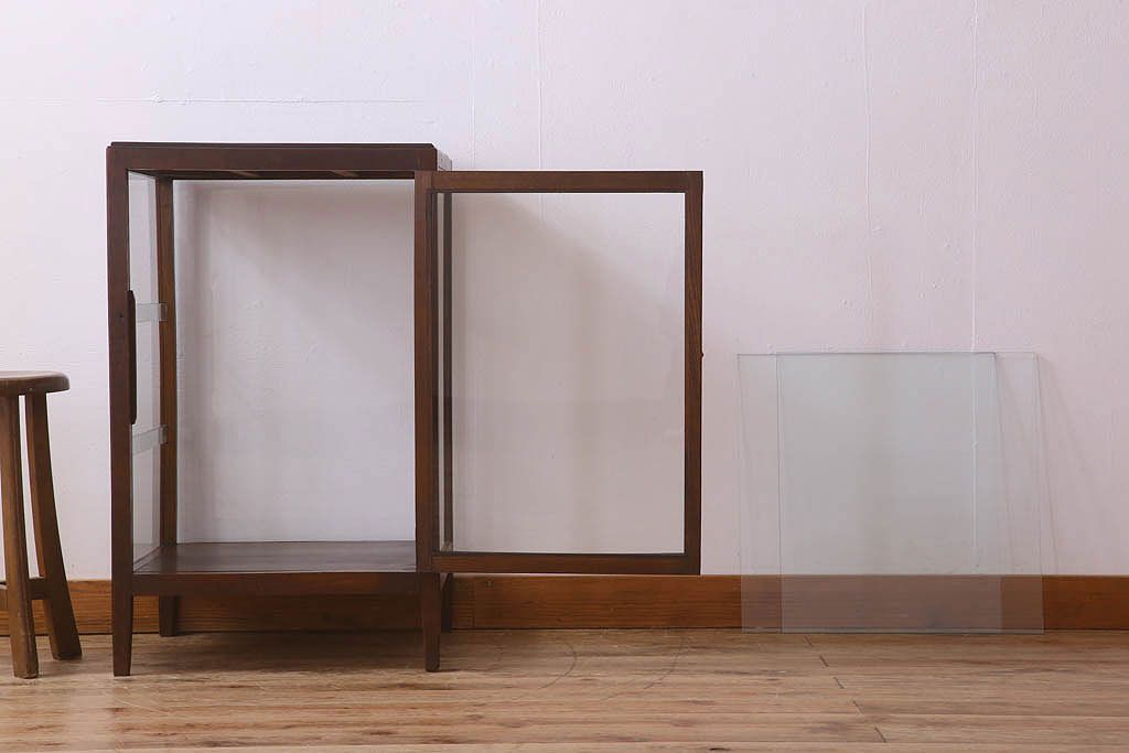アンティーク家具　脚付き!小ぶりな木製アンティークガラスケース(ショーケース)