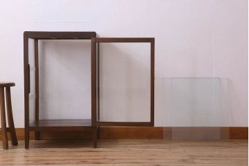 アンティーク家具　脚付き!小ぶりな木製アンティークガラスケース(ショーケース)