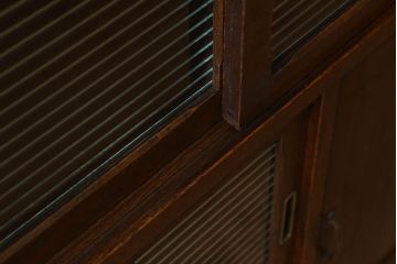 アンティーク家具　モールガラス入り!引き戸がおしゃれな和製アンティークの収納棚(食器棚・カップボード)