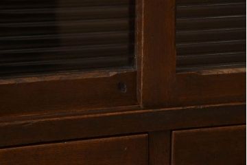 アンティーク家具　モールガラス入り!引き戸がおしゃれな和製アンティークの収納棚(食器棚・カップボード)