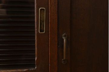 アンティーク家具　モールガラス入り!引き戸がおしゃれな和製アンティークの収納棚(食器棚・カップボード)