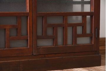 アンティーク家具　大正昭和期　ガラス棚板のアンティーク収納棚