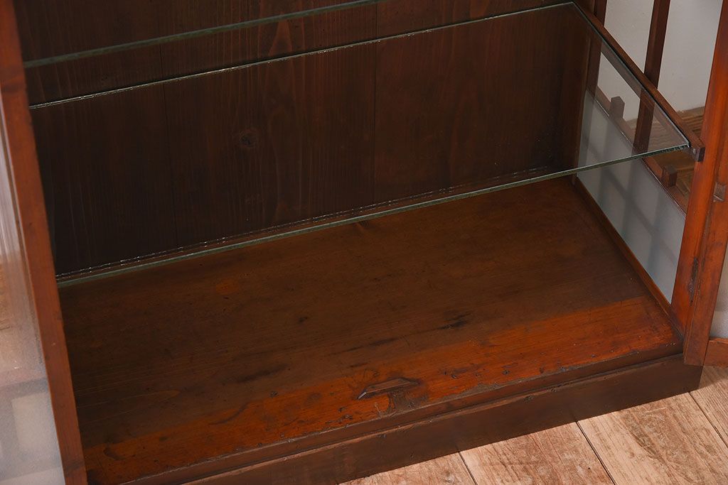 アンティーク家具　大正昭和期　ガラス棚板のアンティーク収納棚