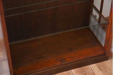 アンティーク家具　大正昭和期　ガラス棚板のアンティーク収納棚
