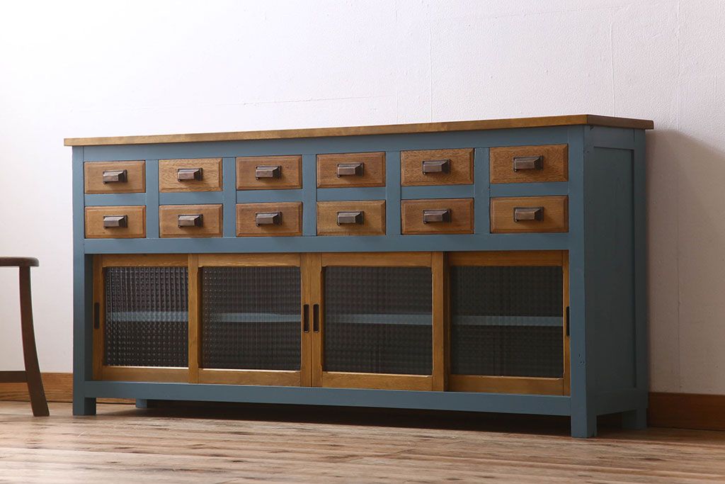 ペイント家具　チェッカーガラス引き戸のサイドボード(カウンター)