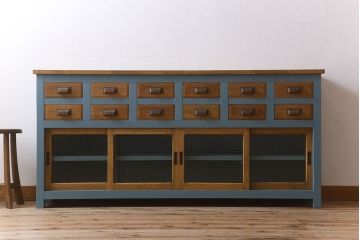 ペイント家具　チェッカーガラス引き戸のサイドボード(カウンター)