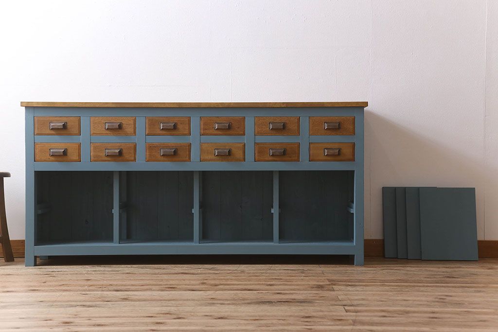 ペイント家具　チェッカーガラス引き戸のサイドボード(カウンター)