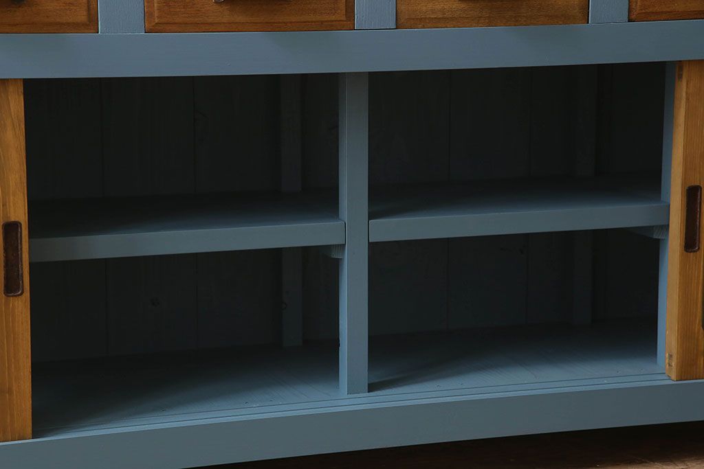 ペイント家具　チェッカーガラス引き戸のサイドボード(カウンター)