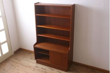 北欧家具　チーク材製のビンテージシェルフ(キャビネット)