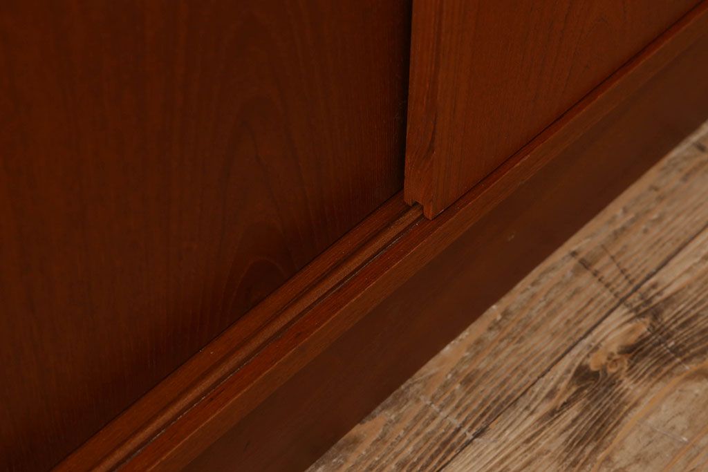 北欧家具 チーク材製のビンテージシェルフ(キャビネット)