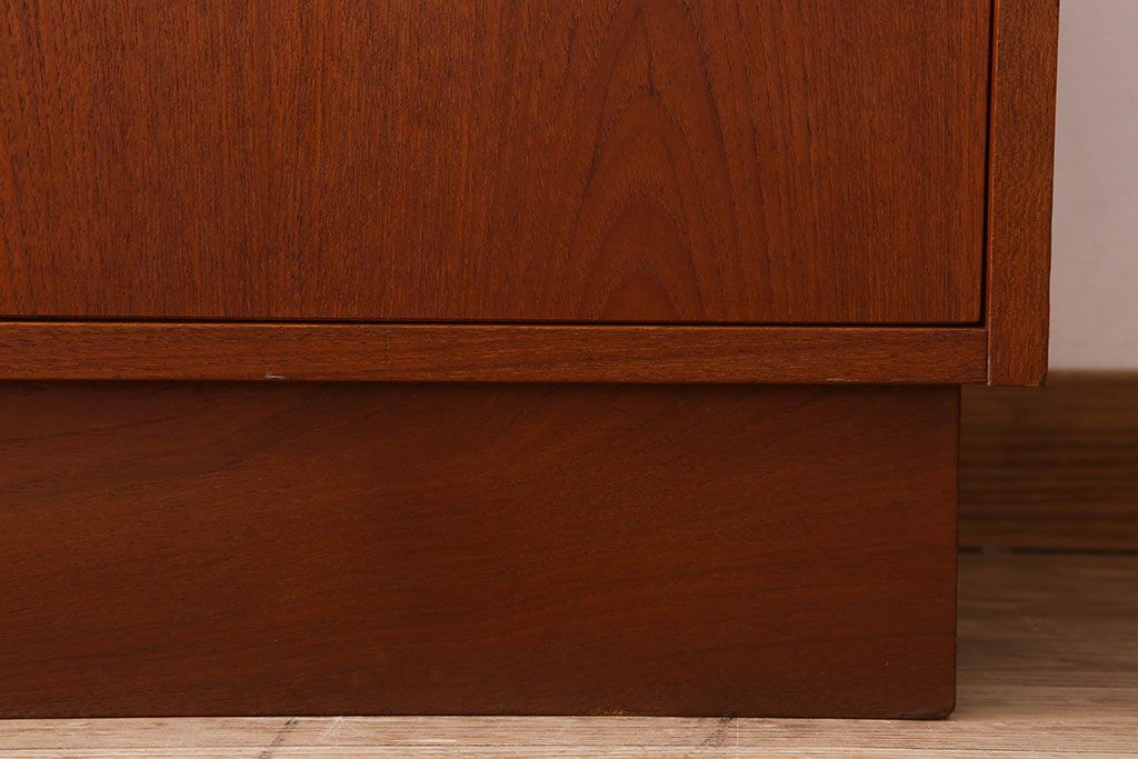 北欧家具 チーク材製のビンテージシェルフ(キャビネット)