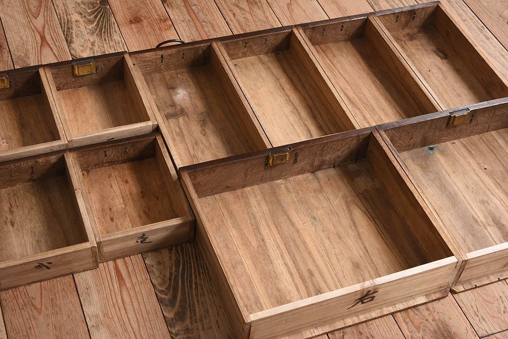 アンティーク家具　高級品　玉杢　三方欅材　かくし付き!重ね帳場箪笥