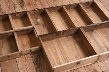 アンティーク家具　高級品　玉杢　三方欅材　かくし付き!重ね帳場箪笥