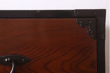 アンティーク家具　古民具・骨董　漆塗り　前面欅材の大ぶりな相馬箪笥