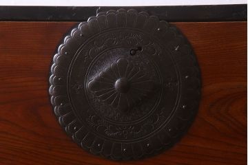 アンティーク家具　古民具・骨董　漆塗り　前面欅材の大ぶりな相馬箪笥