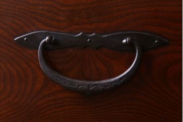 アンティーク家具　古民具・骨董　漆塗り　前面欅材の大ぶりな相馬箪笥