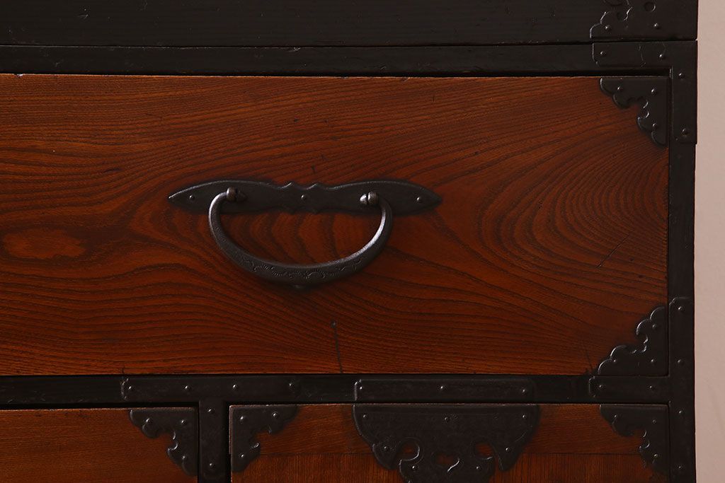 アンティーク家具　古民具・骨董　漆塗り　前面欅材の大ぶりな相馬箪笥