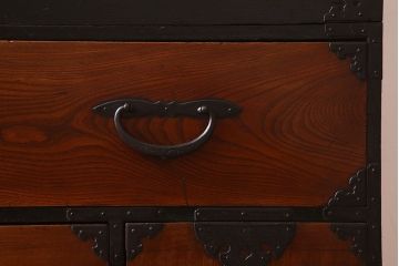 アンティーク家具　古民具・骨董　漆塗り　前面欅材の大ぶりな相馬箪笥