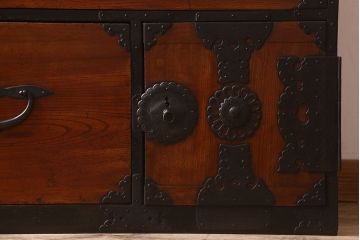 アンティーク家具　古民具・骨董　漆塗り　前面欅材の大ぶりな相馬箪笥