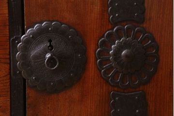 アンティーク家具　古民具・骨董　漆塗り　前面欅材の大ぶりな相馬箪笥