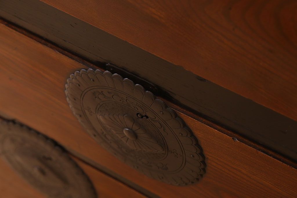 アンティーク家具　古民具・骨董　漆塗り　前面欅材の大ぶりな相馬箪笥