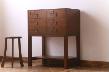 アンティーク家具　ネームプレート付き!　イギリスアンティーク　古い木製の脚付きドロワー(引き出し)(1)