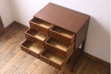 アンティーク家具　ネームプレート付き!　イギリスアンティーク　古い木製の脚付きドロワー(引き出し)(1)