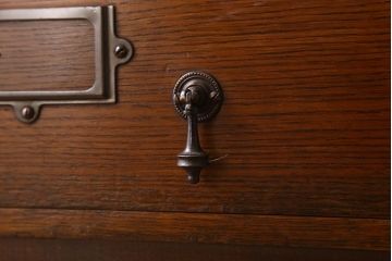 アンティーク家具　ネームプレート付き!　イギリスアンティーク　古い木製の脚付きドロワー(引き出し)(2)