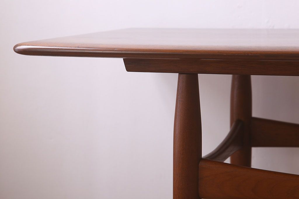 ヴィンテージ家具　北欧ビンテージ　デンマーク製　チーク材のコーヒーテーブル(センターテーブル)