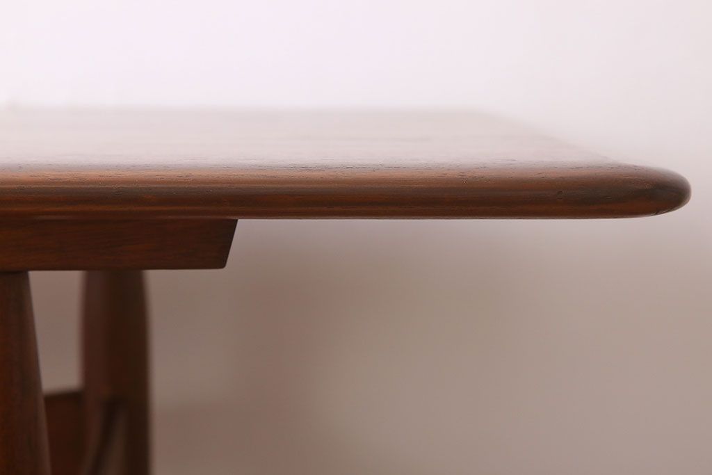 ヴィンテージ家具　北欧ビンテージ　デンマーク製　チーク材のコーヒーテーブル(センターテーブル)