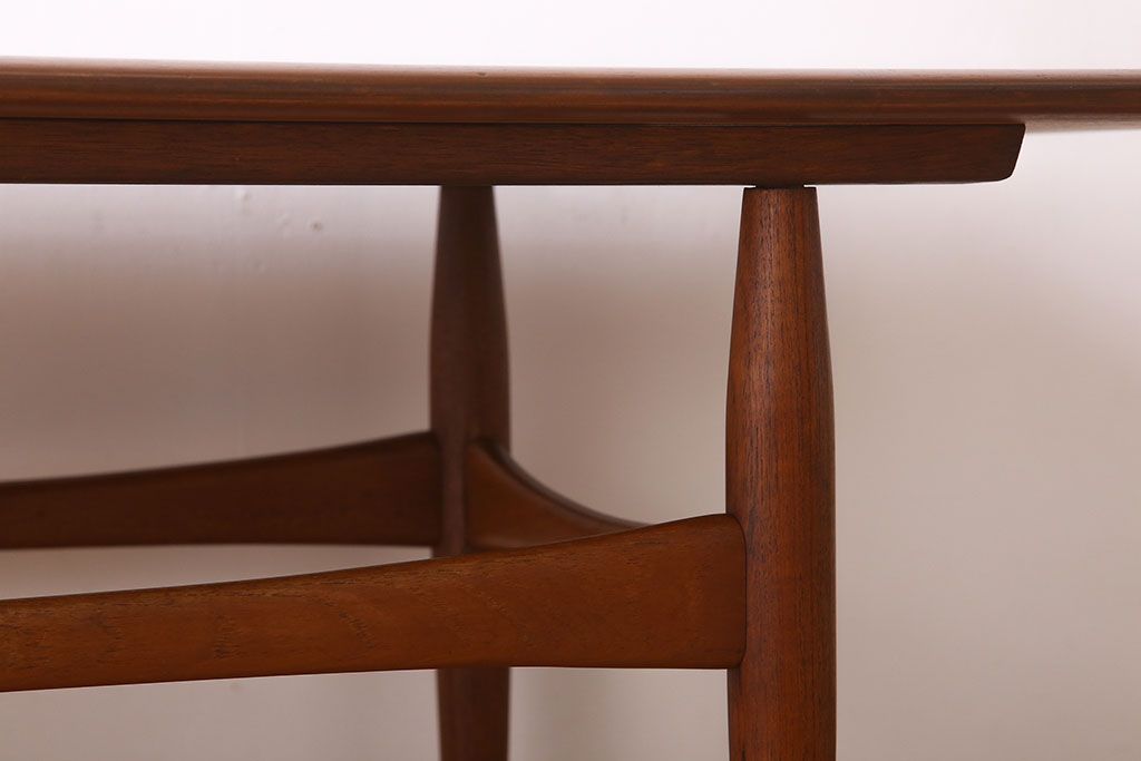 ヴィンテージ家具　北欧ビンテージ　デンマーク製　チーク材のコーヒーテーブル(センターテーブル)