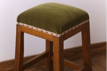 レトロ家具　アンティーク　ナラ材製のレトロなクッション座面角スツール(2)