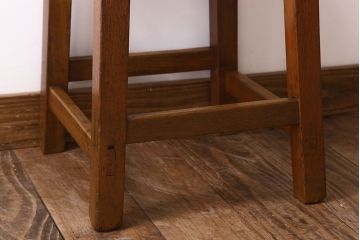 レトロ家具　アンティーク　ナラ材製のレトロなクッション座面角スツール(2)