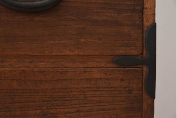 アンティーク家具　総桐材　和製アンティーク　鉄脚付き!シンプルな古い木の時代箪笥ローボード(1)