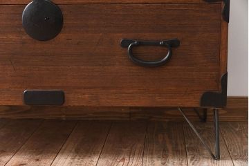 アンティーク家具　総桐材　和製アンティーク　鉄脚付き!シンプルな古い木の時代箪笥ローボード(2)