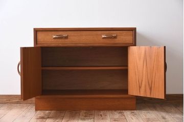 ヴィンテージ家具　G-PLAN(ジープラン)　北欧ビンテージ　チーク材　サイドキャビネット(2)