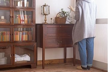 アンティーク家具　オーク材　小ぶりなイギリスアンティークのサイドキャビネット