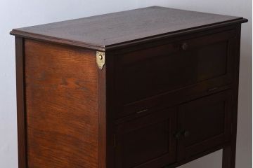 アンティーク家具　オーク材　小ぶりなイギリスアンティークのサイドキャビネット