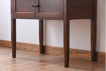 アンティーク家具　オーク材　小ぶりなイギリスアンティークのサイドキャビネット