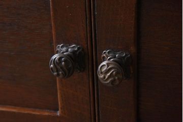 アンティーク家具　オーク材　小ぶりなイギリスアンティークのサイドキャビネット