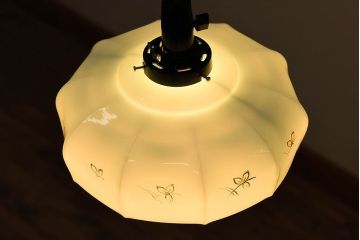 フランスアンティーク　レトロな被せガラスのペンダントライト