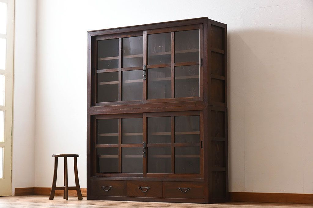 アンティーク家具　前面檜材製　和製アンティーク　ガラス引き戸!古い木の重ね収納棚