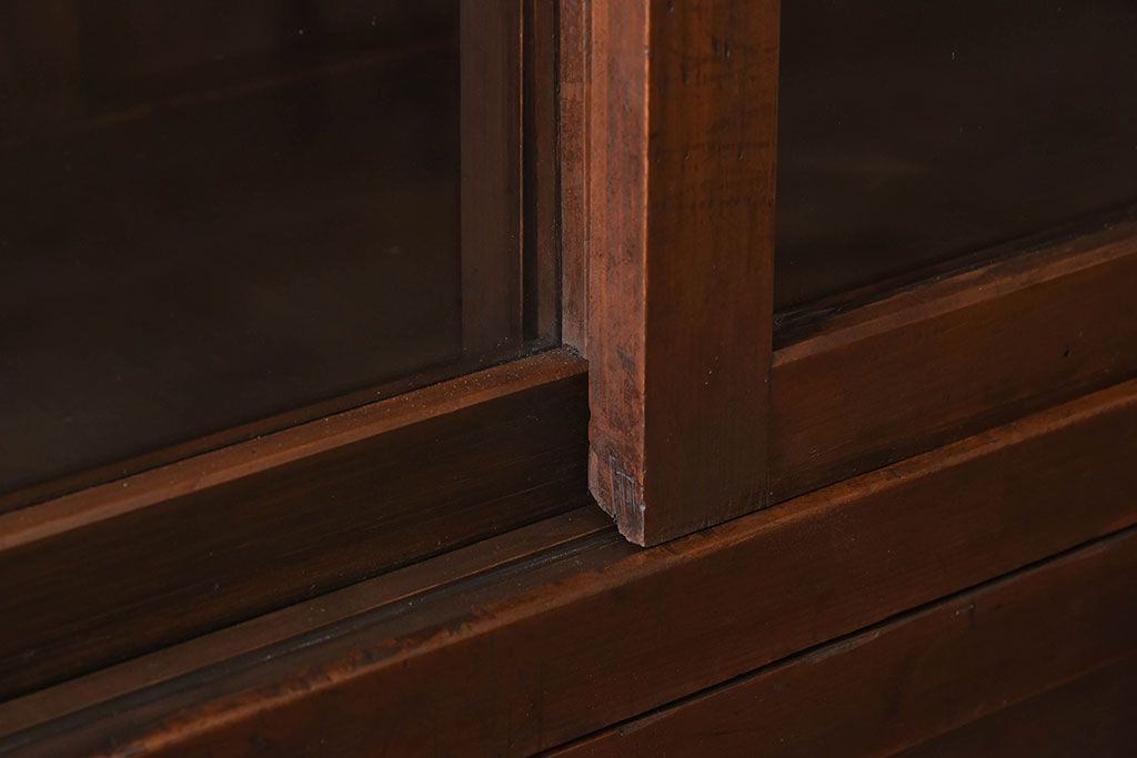 アンティーク家具　前面檜材製　和製アンティーク　ガラス引き戸!古い木の重ね収納棚