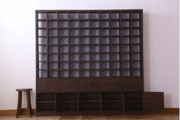 アンティーク家具　特大サイズ　引き出し・戸棚付き!古い木のマス目収納棚(収納棚、飾り棚)