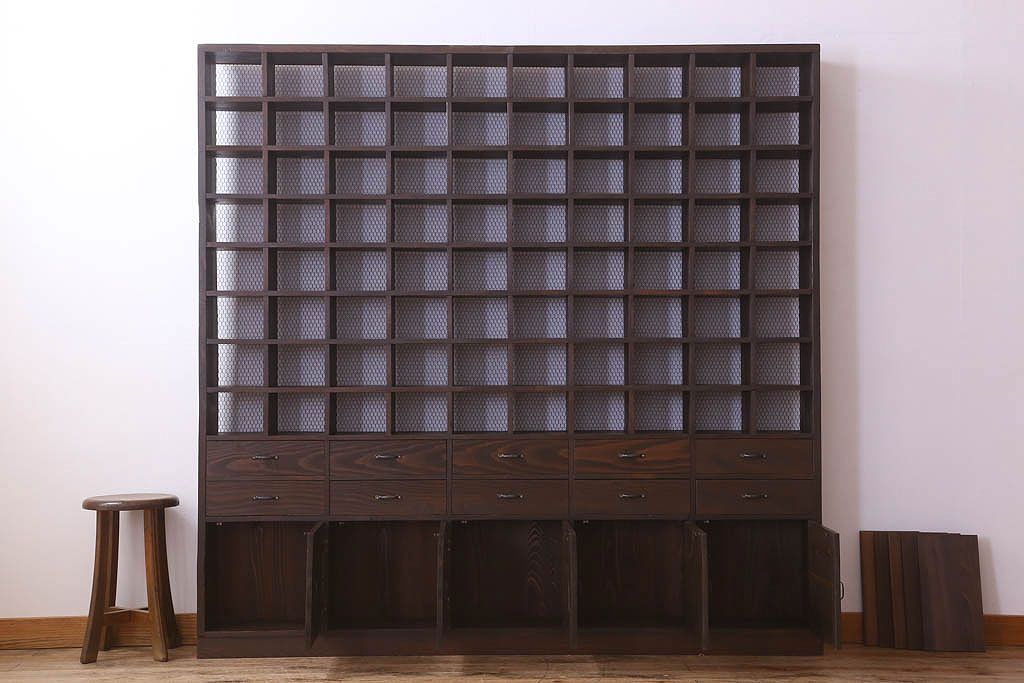 アンティーク家具　特大サイズ　引き出し・戸棚付き!古い木のマス目収納棚(収納棚、飾り棚)