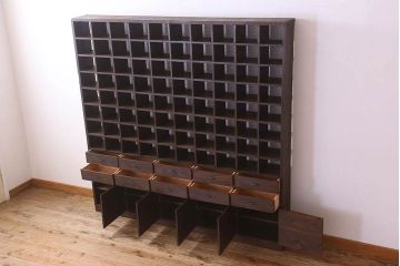 アンティーク家具　特大サイズ　引き出し・戸棚付き!古い木のマス目収納棚(収納棚、飾り棚)