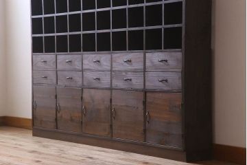 アンティーク家具　特大サイズ　引き出し・戸棚付き!古い木のマス目収納棚(収納棚、飾り棚)