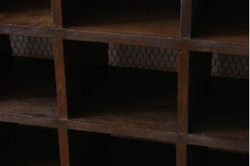 アンティーク家具　特大サイズ　引き出し・戸棚付き!古い木のマス目収納棚(収納棚、飾り棚)